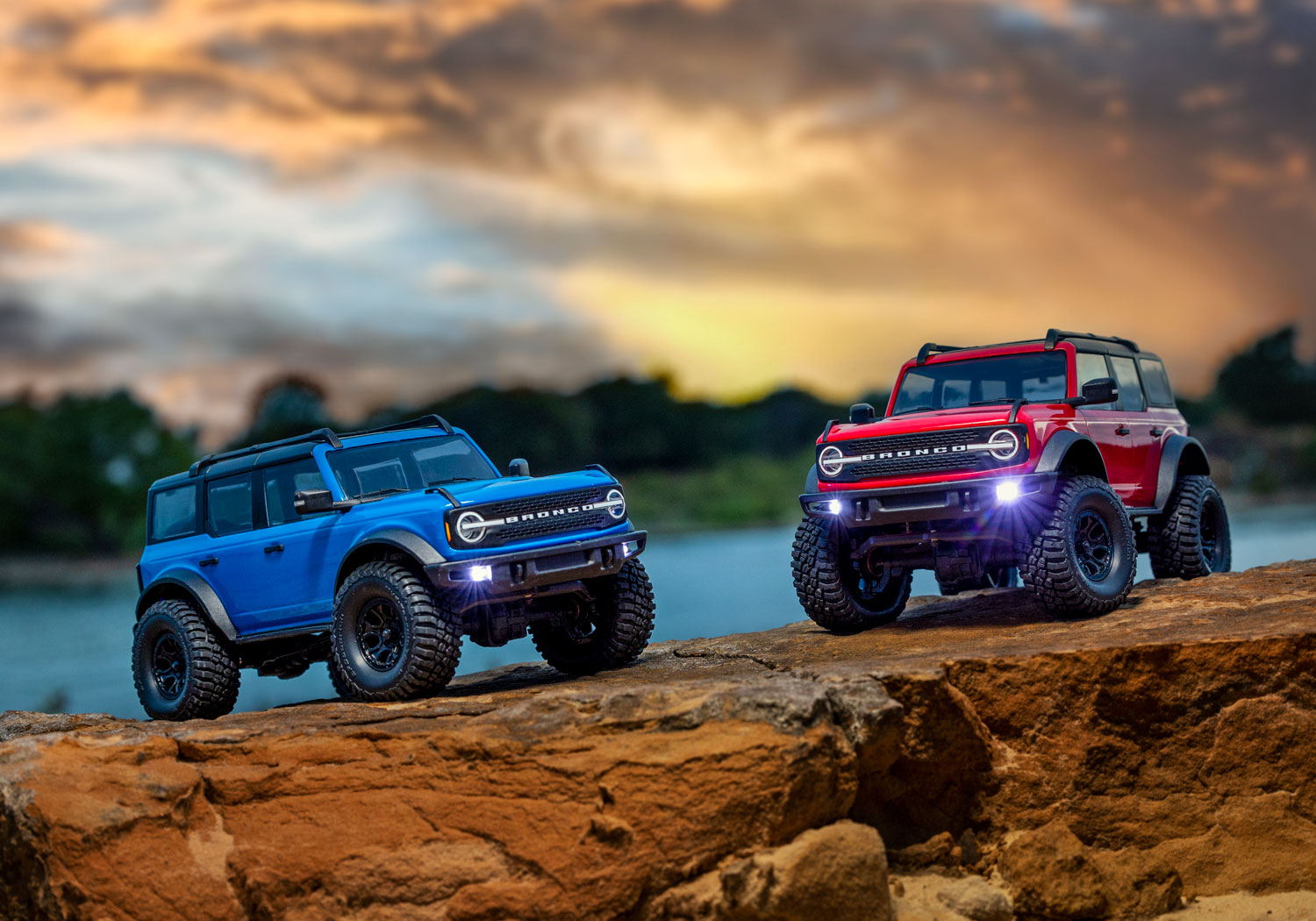 TRAXXAS TRX-4M Land Rover Defender / Ford Bronco 1/18 4WD RTR Scale Crawler
